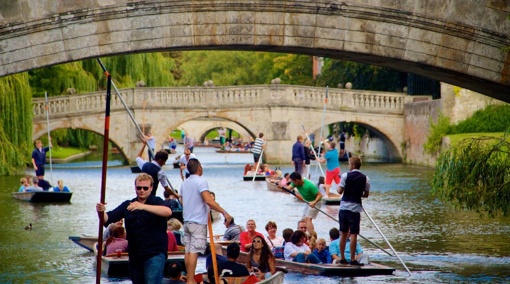 King\'s College mit einem See oder Wasserstelle, Brücke und Kajak- oder Kanufahren