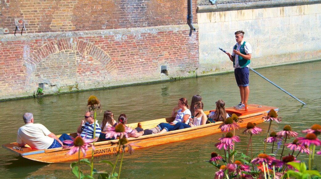 Cambridge presenterar en sjö eller ett vattenhål, kajak eller kanot och båtkörning