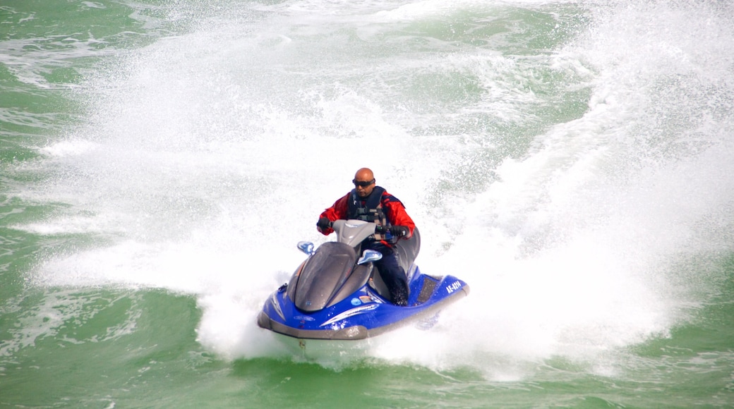 Spiaggia di Brighton che include surf e moto d\'acqua cosi come ragazzo