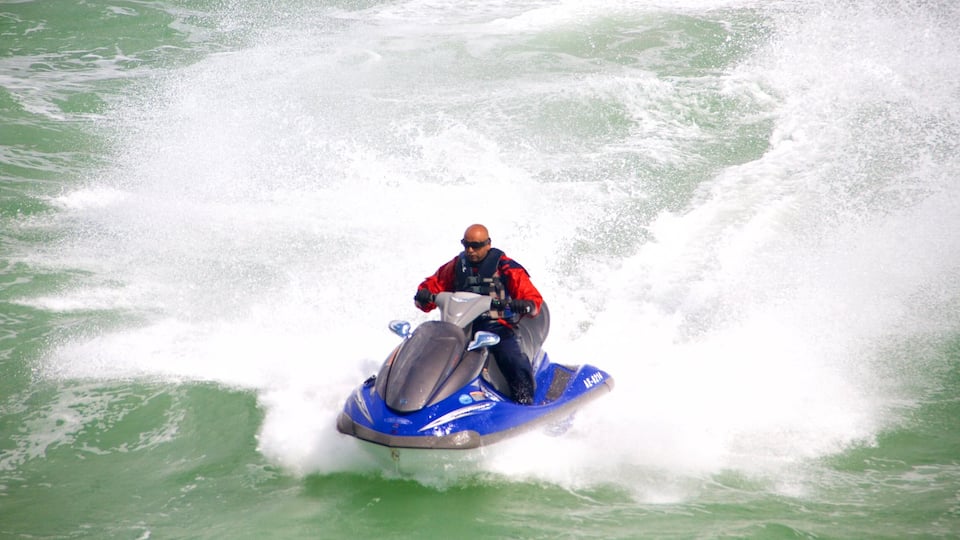 Brighton Beach que incluye surf y moto acuática y también un hombre