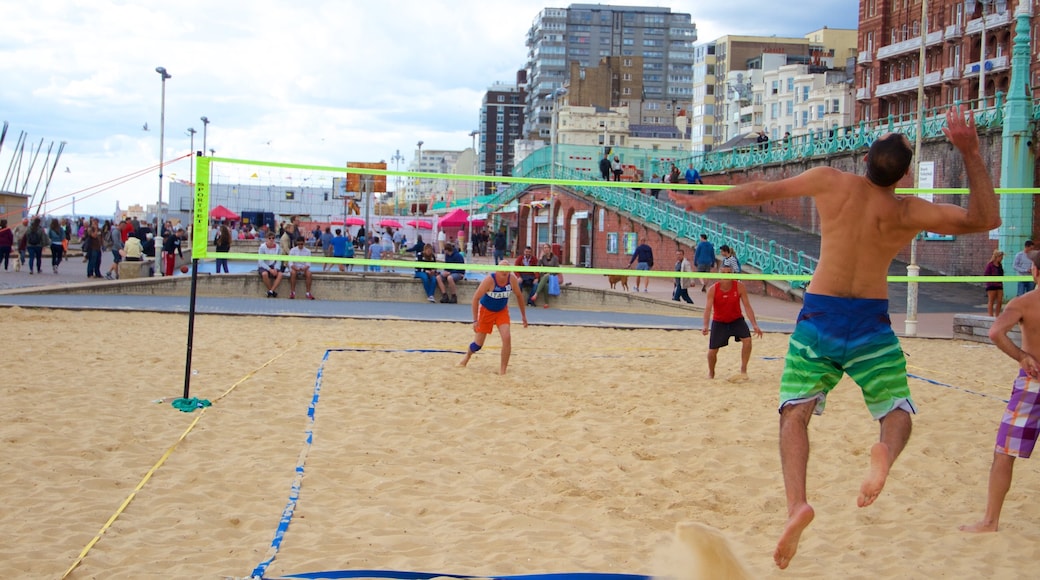 Spiaggia di Brighton mostrando evento sportivo cosi come un piccolo gruppo di persone