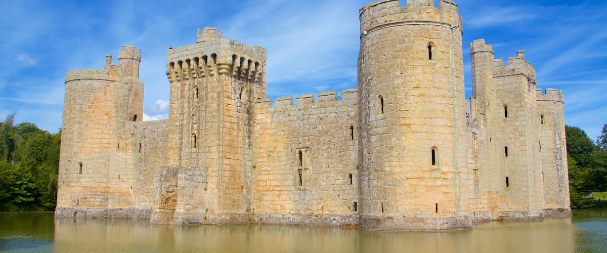 Bodiam Castle featuring heritage elements, château or palace and heritage architecture