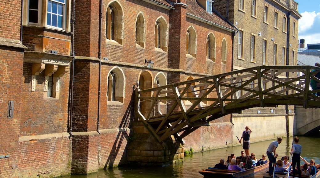 Queen\'s College que inclui arquitetura de patrimônio, canoagem e uma ponte