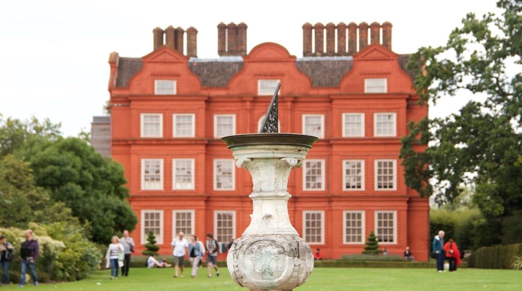 Kew Palace som omfatter en have, historiske bygningsværker og en statue eller en skulptur