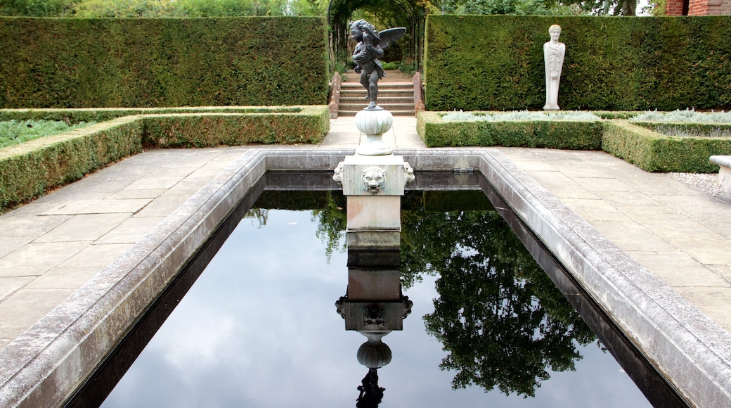 Royal Botanic Gardens showing a park, a fountain and a statue or sculpture