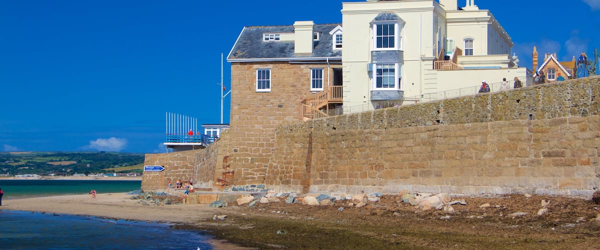 Marazion ofreciendo una playa de arena, vistas generales de la costa y una casa