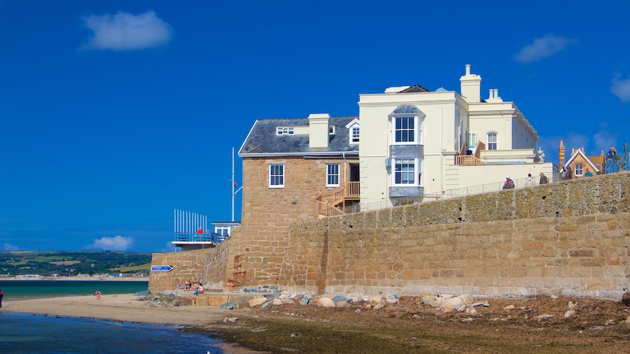 Marazion ofreciendo una playa de arena, vistas generales de la costa y una casa