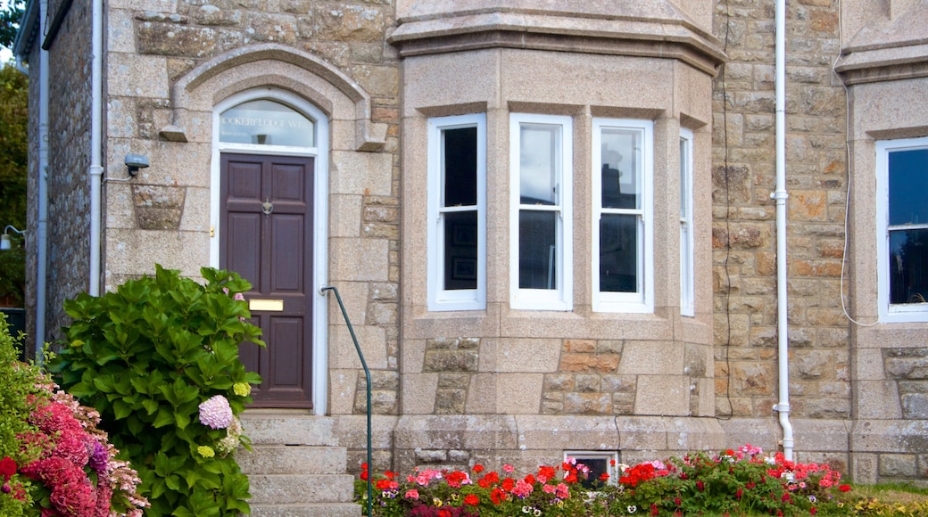 Marazion som inkluderar historisk arkitektur och blommor