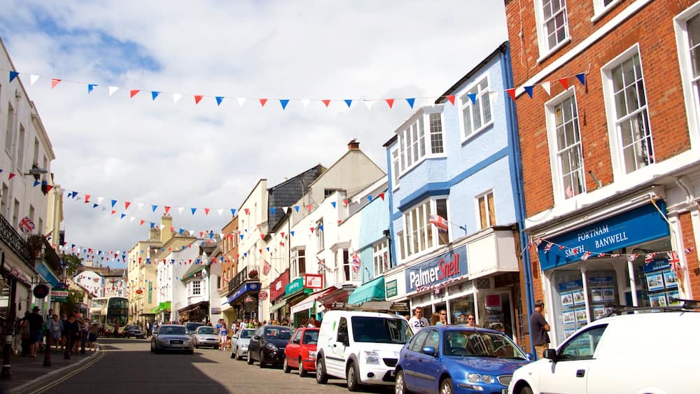 Lyme Regis featuring street scenes and a city