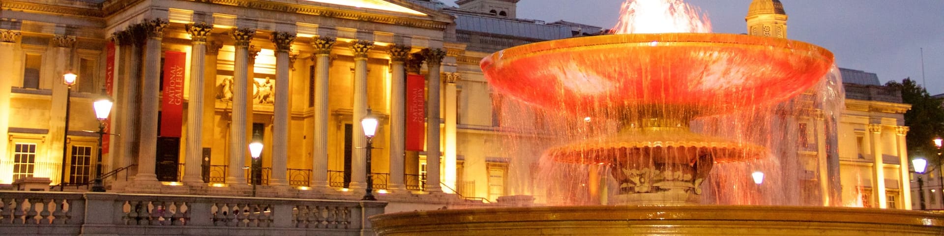 Trafalgar Square que incluye escenas nocturnas, elementos del patrimonio y un parque o plaza