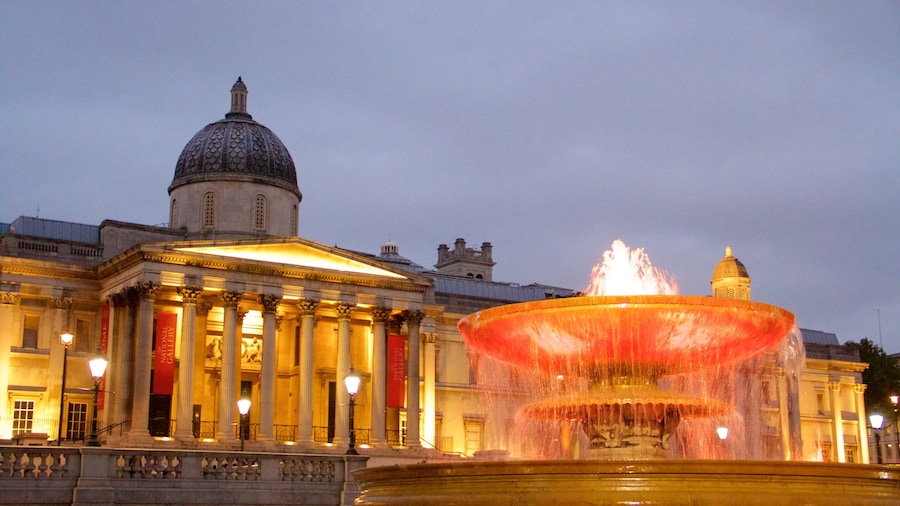 Trafalgar Square featuring night scenes, heritage elements and a fountain