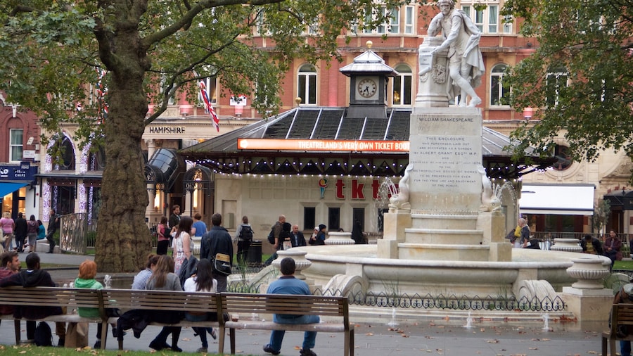 Leicester Square showing a fountain and a square or plaza