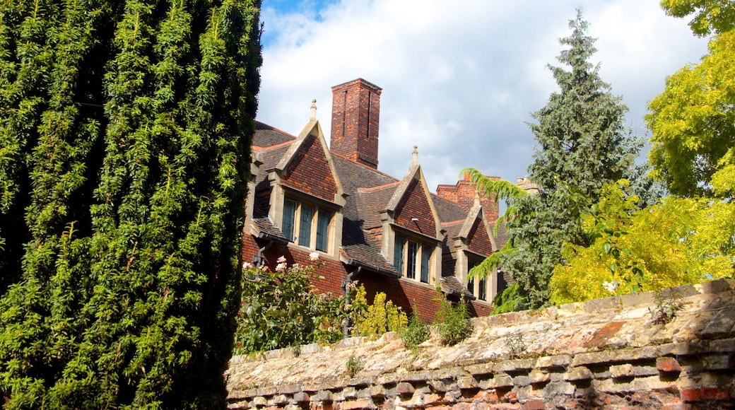 Pembroke College featuring heritage architecture