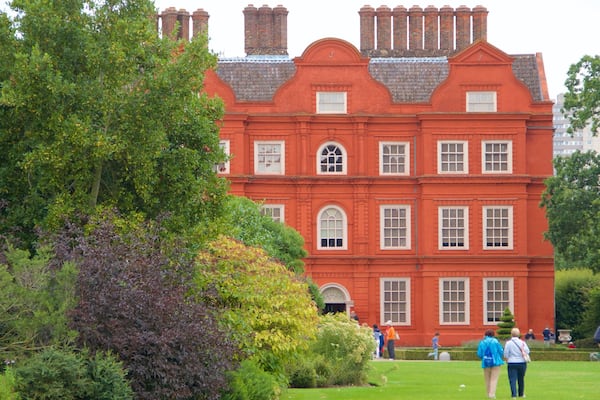 Kew Palace which includes heritage architecture, château or palace and heritage elements