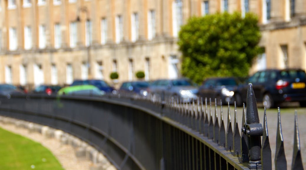 Royal Crescent som inkluderar en stad