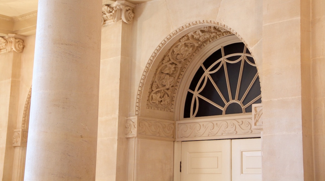 Bath Assembly Rooms som viser historisk arkitektur og innendørs