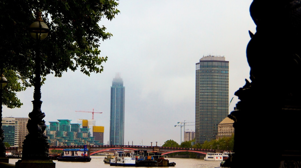 Thames River fasiliteter samt by, tåke og elv eller bekk