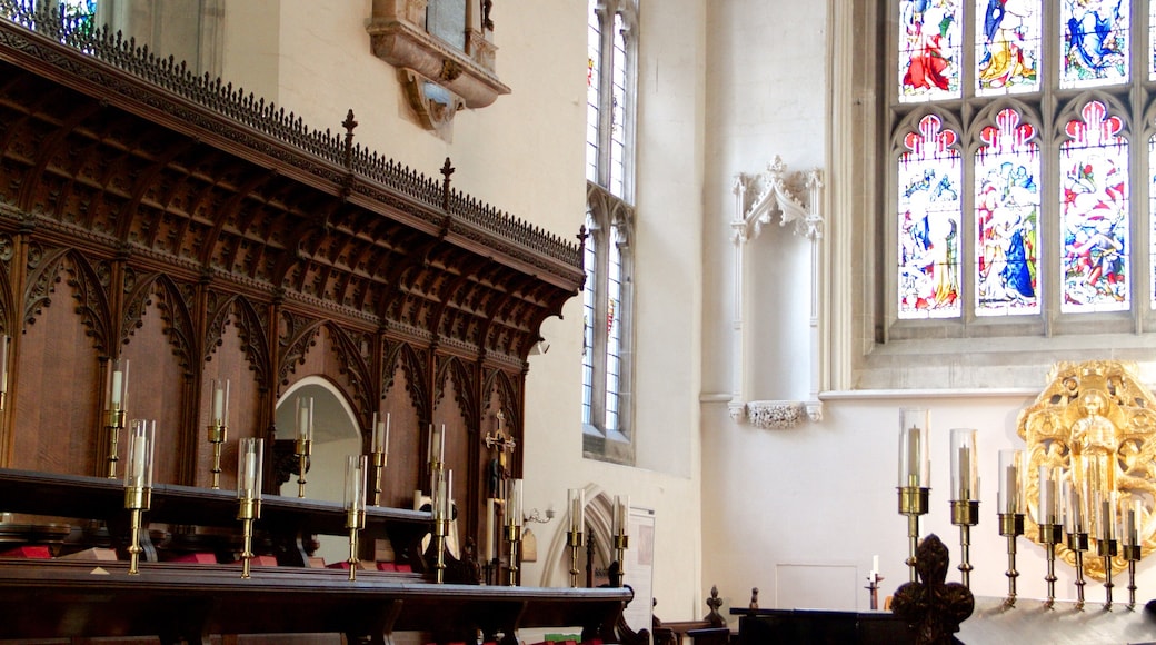 Kerk van St. Mary the Great toont interieur, een kerk of kathedraal en historische architectuur