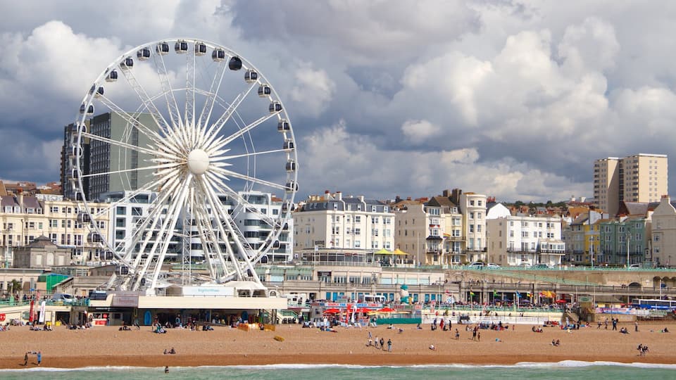 Rueda de Brighton mostrando una localidad costera, vistas de una costa y una playa