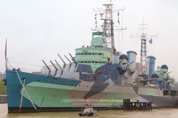 HMS Belfast mettant en vedette rivière ou ruisseau et articles militaires
