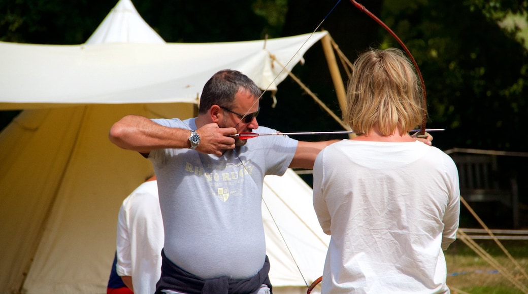 Bodiam slott i tillegg til en liten gruppe med mennesker