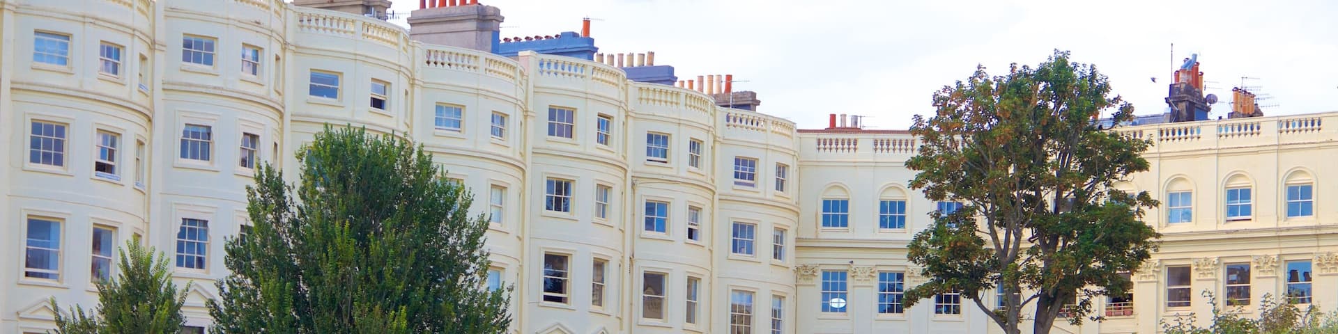 Palmeira Mansions showing a park and a city