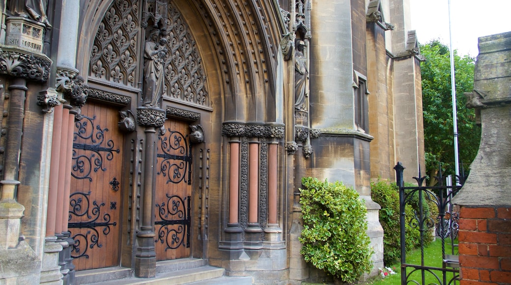 Cambridge presenterar historiska element och en kyrka eller katedral