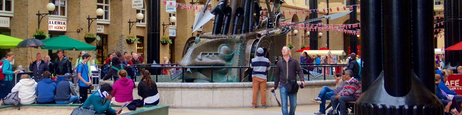 Londres mettant en vedette statue ou sculpture et square ou place aussi bien que important groupe de personnes