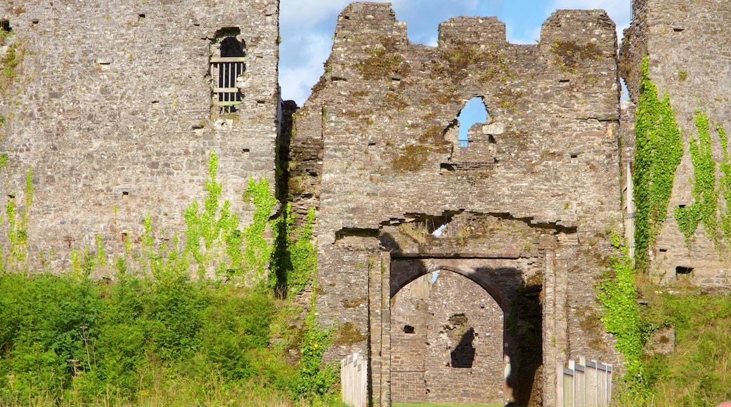 Cornwall que incluye ruinas de un edificio y castillo o palacio