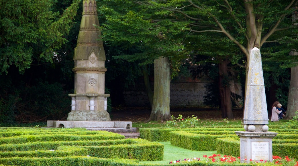 Ayscoughfee Hall Museum and Gardens showing a park