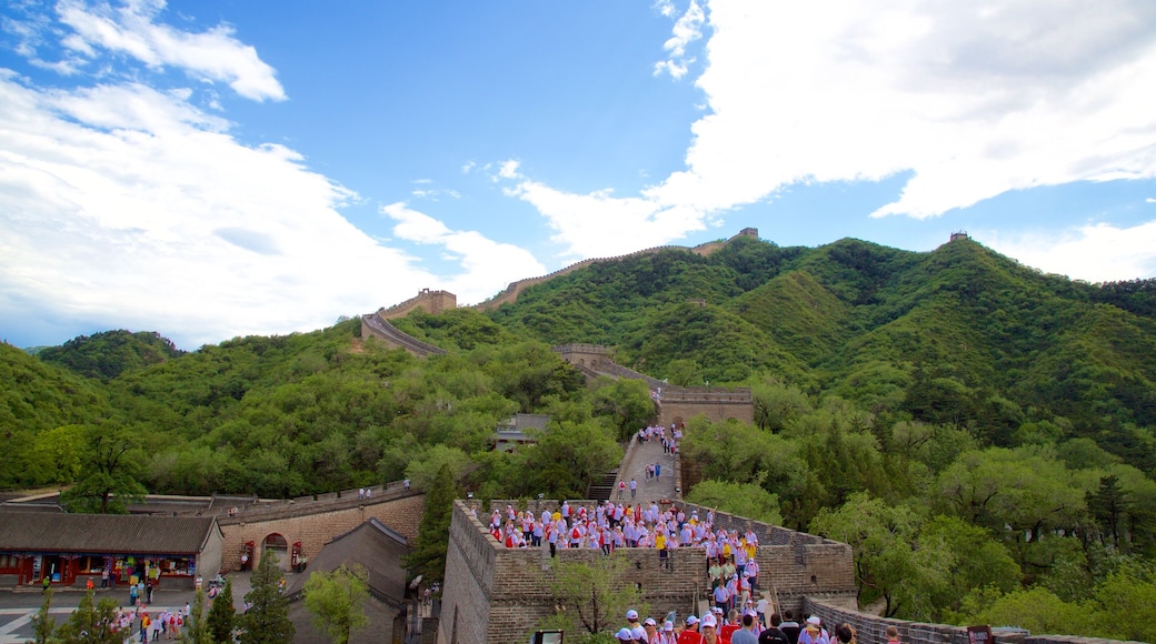 Peking som visar historiska element och ett monument såväl som en stor grupp av människor