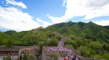 Peking som visar historiska element och ett monument såväl som en stor grupp av människor