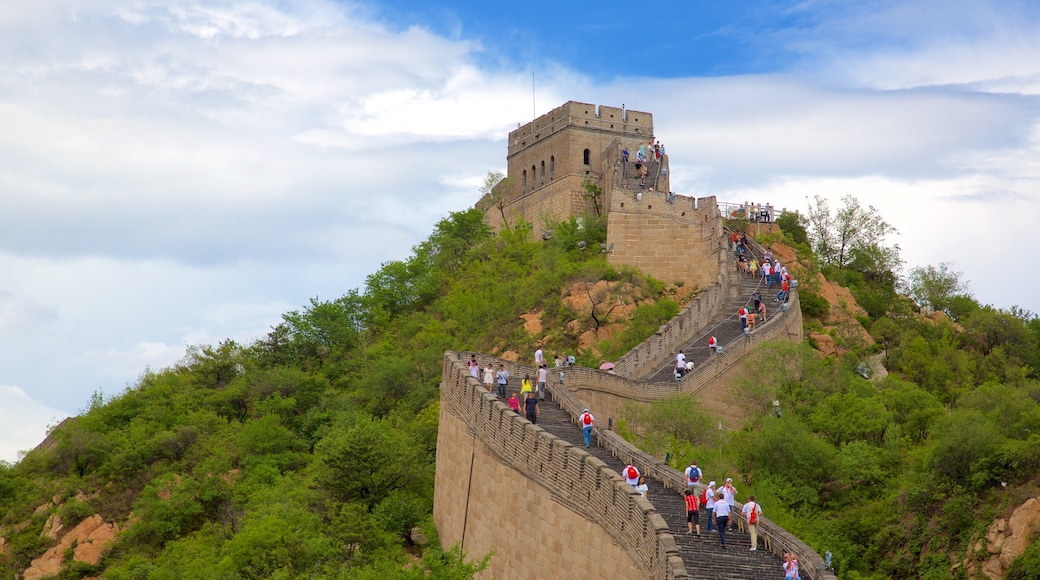 Beijing showing a monument and heritage elements as well as a large group of people