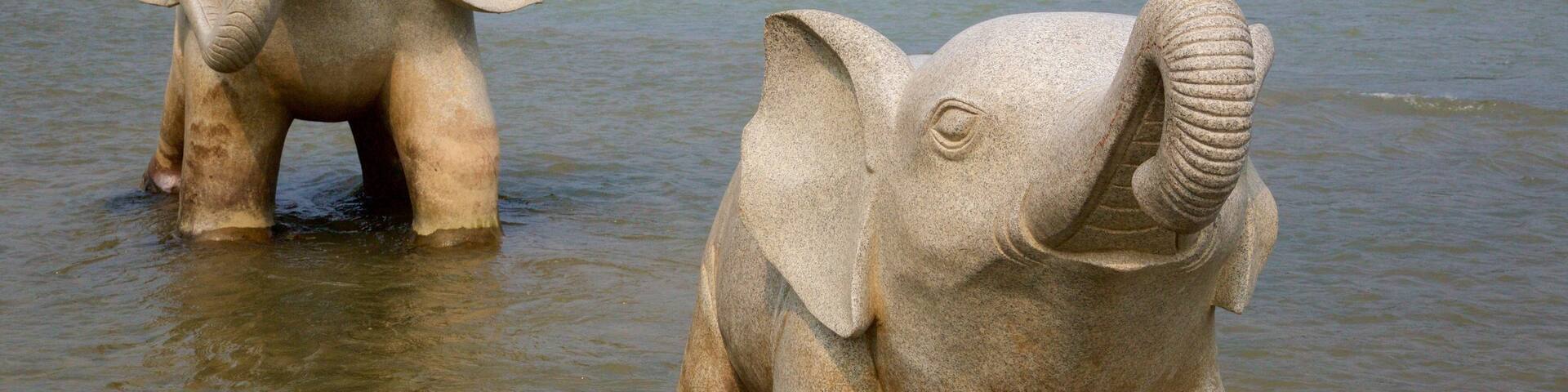 Elephant Trunk Hill showing a lake or waterhole, a river or creek and a statue or sculpture