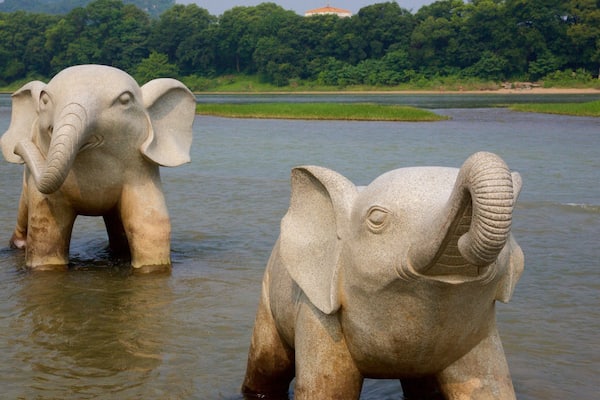 Elephant Trunk Hill qui includes lac ou étang, statue ou sculpture et riviÚre ou ruisseau