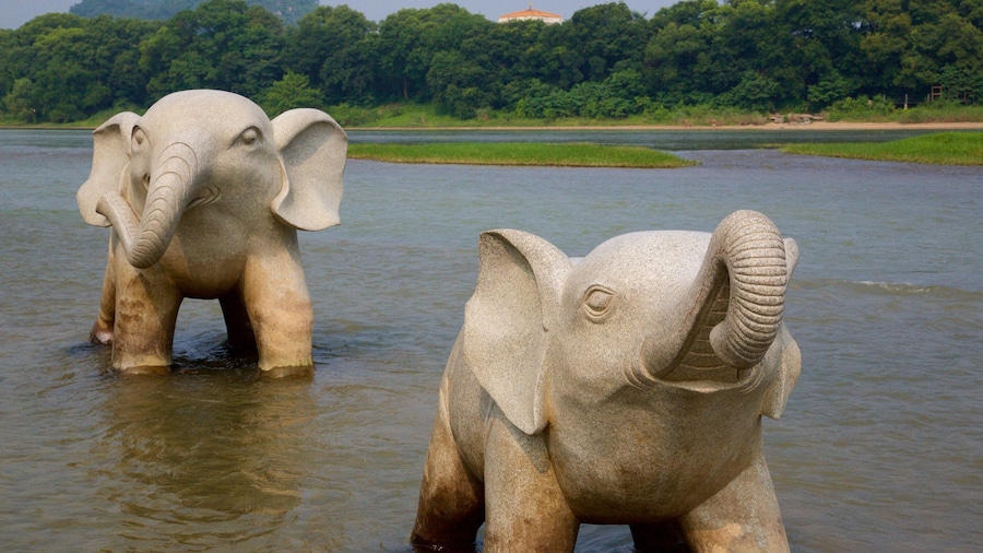 Elephant Trunk Hill inclusief een standbeeld of beeldhouwwerk, een rivier of beek en een meer of poel