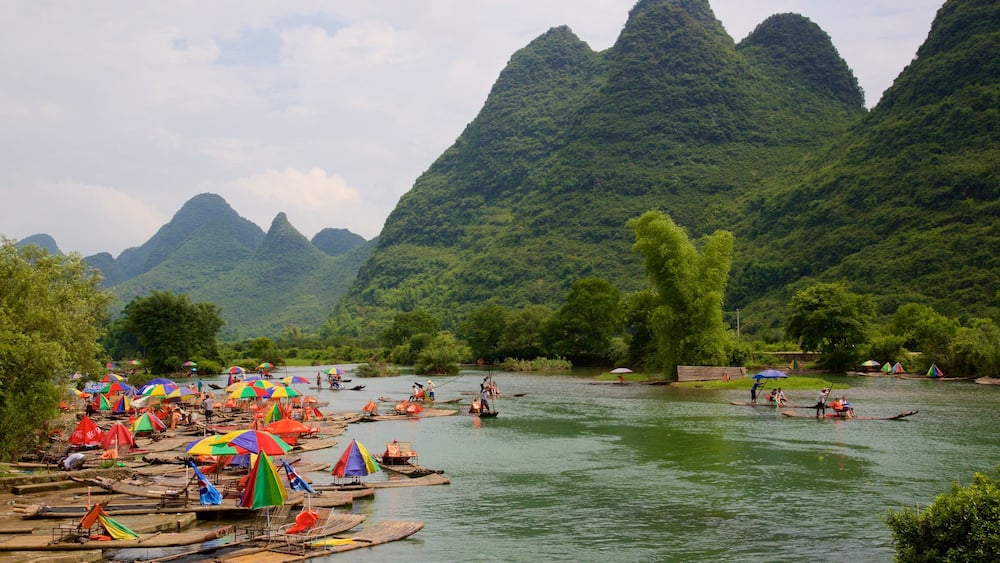Yangshuo das einen Berge und Fluss oder Bach