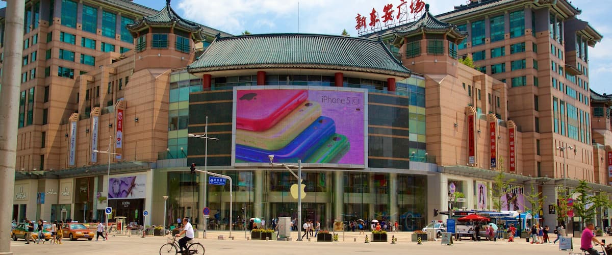 Rue Wangfujing montrant signalisation et vues de la ville