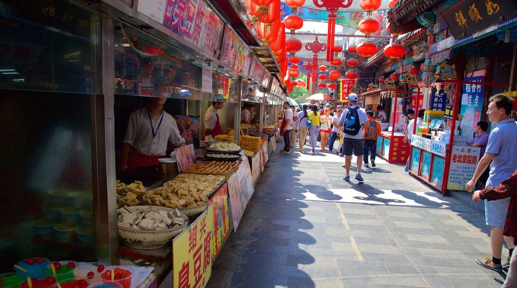 Calle Wangfujing mostrando mercados y también un pequeño grupo de personas