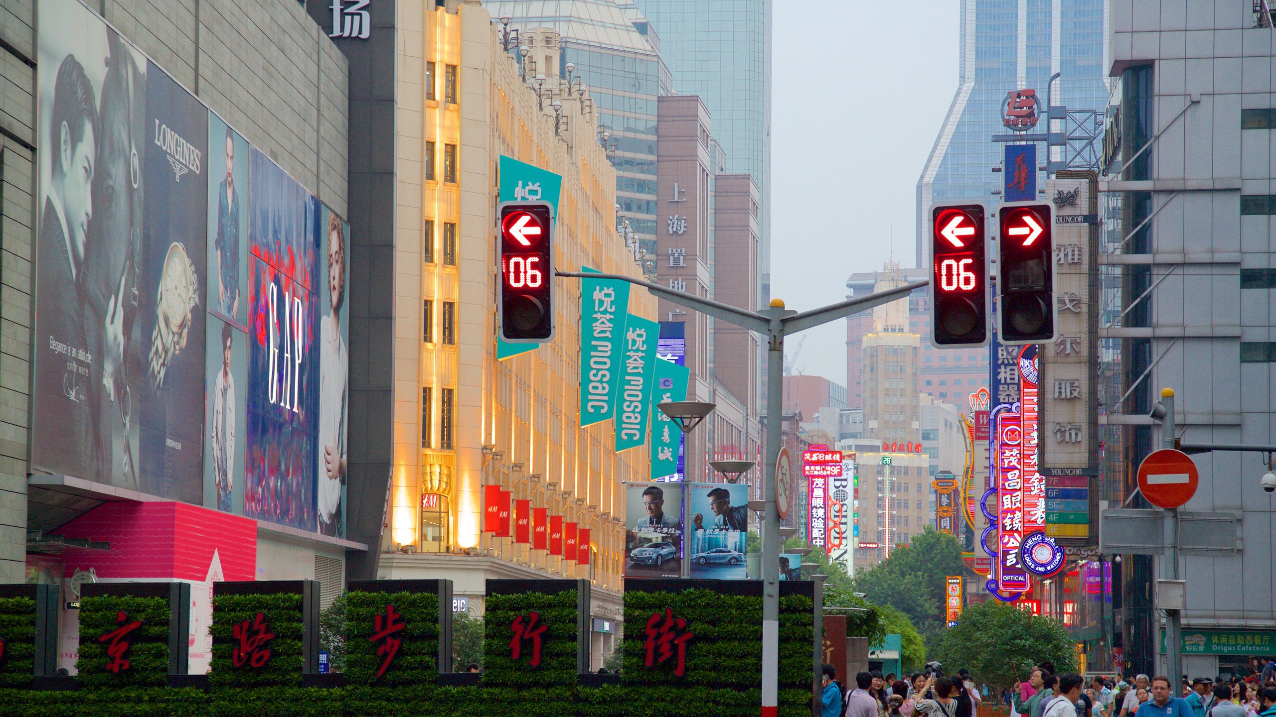 Einkaufsstraße Nanjing Road das einen zentrales Geschäftsviertel, Straßenszenen und Beschilderung