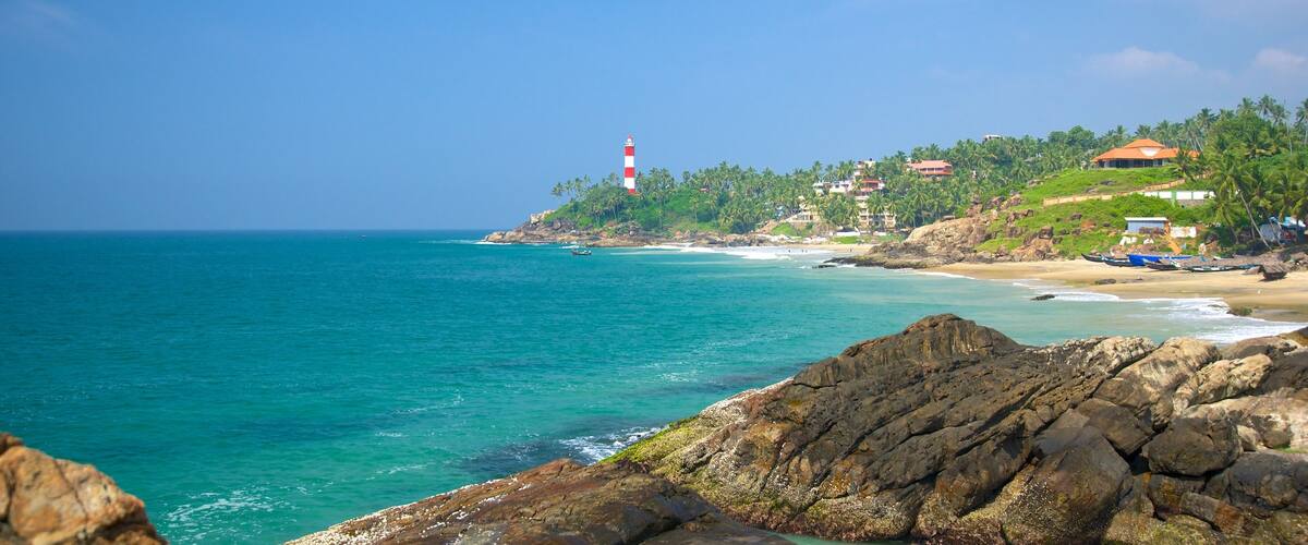 Playa Vizhinjam ofreciendo vistas generales de la costa
