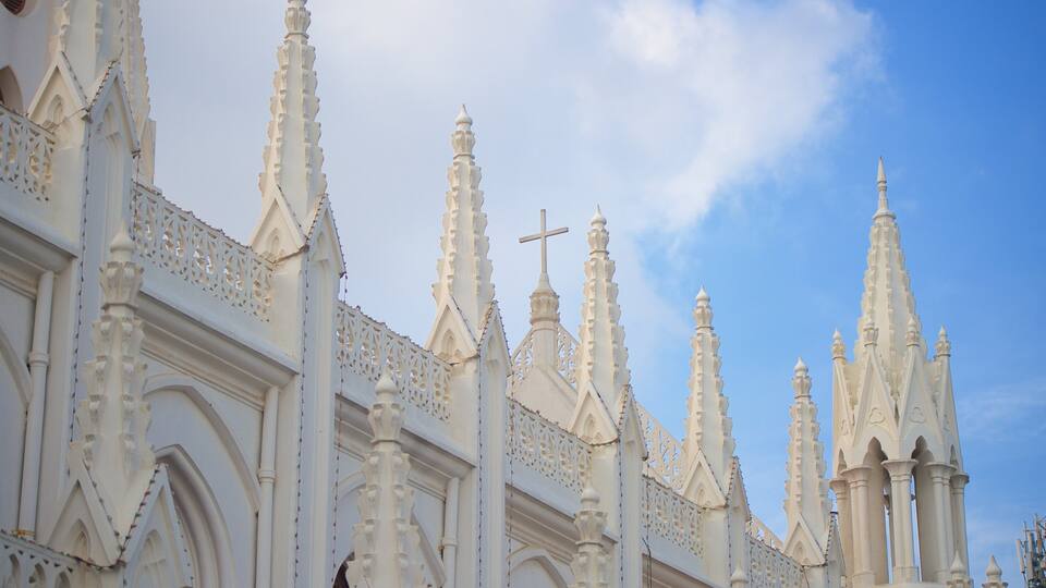 Catedral de São Tomé que inclui arquitetura de patrimônio e uma igreja ou catedral