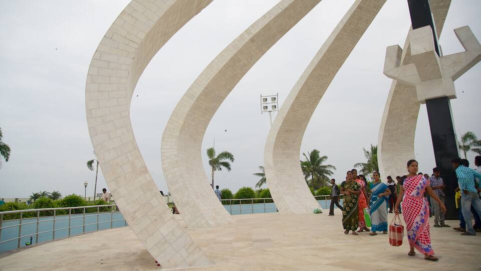 Praia da Marina assim como um pequeno grupo de pessoas