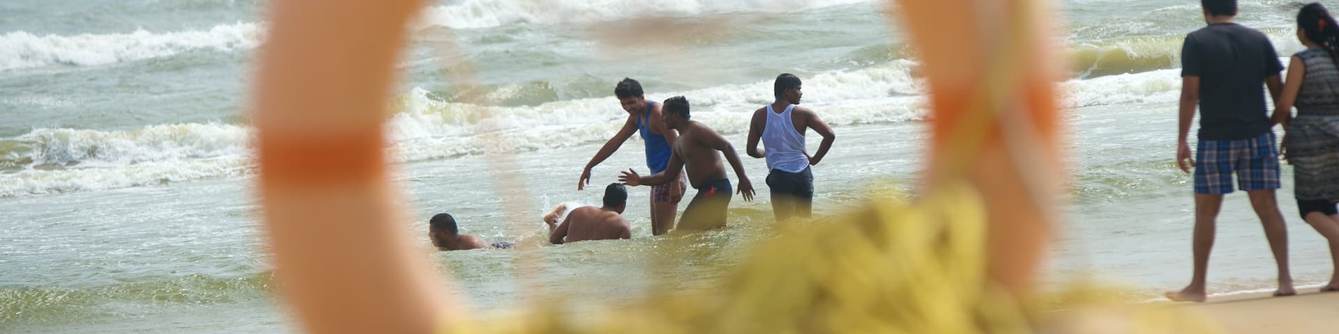 Pondicherry que incluye una playa y también un pequeño grupo de personas