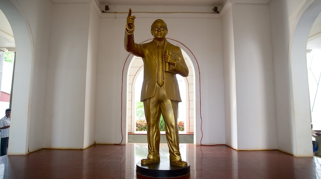 Pondicherry mostrando una estatua o escultura