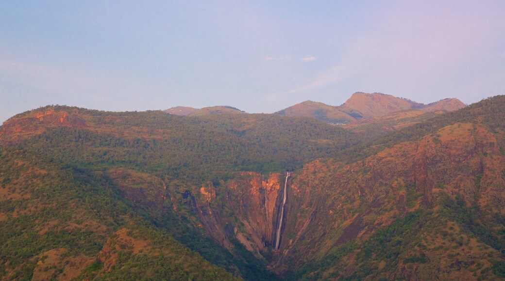 Kodaikanal caracterizando montanhas, cenas tranquilas e um pôr do sol