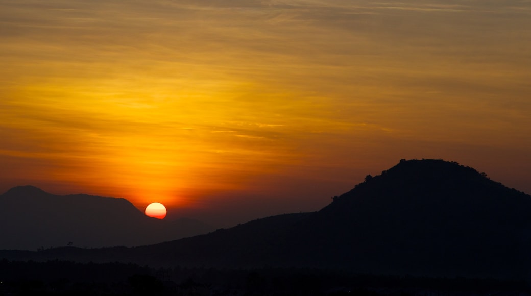 Kodaikanal showing a sunset and landscape views