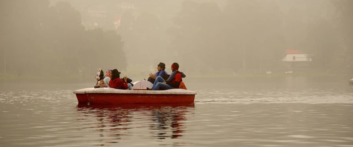 Kodaikanal que incluye deportes acuáticos y un lago o abrevadero y también un pequeño grupo de personas