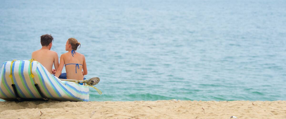 Marari Beach qui includes plage de sable aussi bien que couple