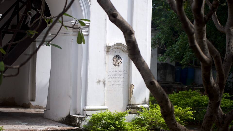 Igreja Armênia caracterizando uma igreja ou catedral